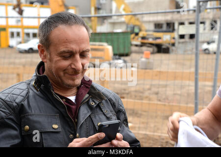 Erdogan Atalay der Kommissar Semir Gerkhan im Portraet am Handy bei den Dreharbeiten und Settermin zur RTL Serie Alarm fuer Cobra 11 am 02.10.2016 in Koeln-Kalk Stock Photo