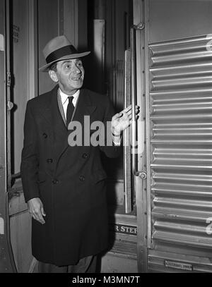 Songwriter Irving Berlin arriving on the Super Chief train in Chicago, IL.   November 4, 1945.  Berlin composer of many songs such as: White Christmas, Blue Skies and God Bless America. Original camera negative. Stock Photo