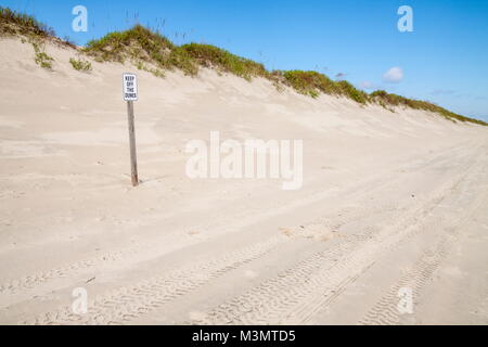 A sign that tells people to keep off the dunes on Corolla beach, Outer Banks, North Carolina Stock Photo