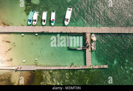 Aerial overhead photograph of boats moored to a jetty in Cancún Stock Photo