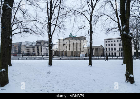 Blick von der Ahornalle im Tiergarten auf das Brandenburger Tor in Berlin bei Wintereinbruch Stock Photo