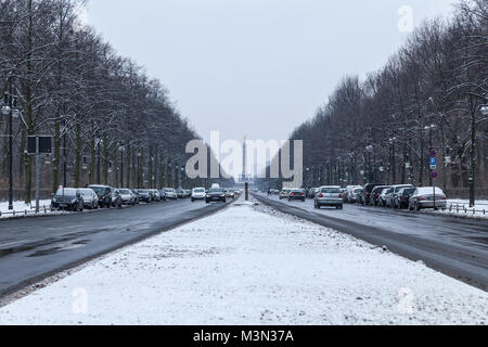 Blick auf die Siegessäule von der Straße des 17. Juni in Berlin bei Wintereinbruch am 8.1.2017 Stock Photo