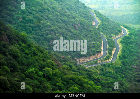 The winding roads to Kodaikanal, Tamilnadu, India Stock Photo