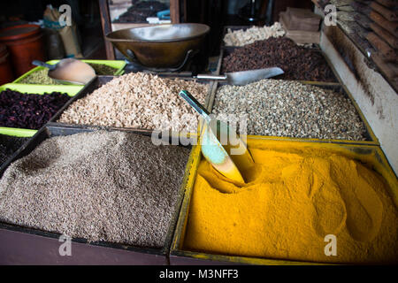 Grain spices and curry powder for sale at Darajani Market in Stone Town, Zanzibar Stock Photo