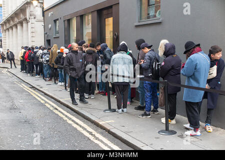 Teenagers queuing for Palace skateboard clothes at a drop at Dover Street Market Stock Photo