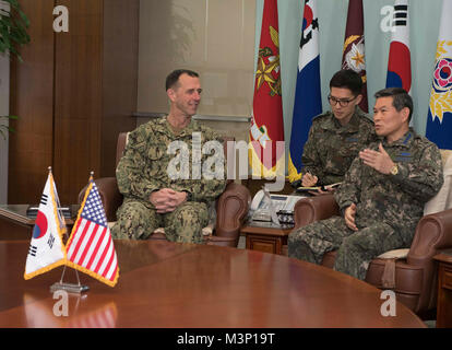 171214-N-ES994-015  SEOUL, Republic of Korea (Dec. 14, 2017) Chief of Naval Operations (CNO) Adm. John Richardson, left,  meets with Gen. Jeong, Kyeong-doo, Chairman of the Republic of Korea Joint Chiefs of Staff (ROK JCS), to reaffirm their commitment to the U.S.-ROK alliance and discuss opportunities to increase interoperability. (U.S. Navy photo by Chief Mass Communication Specialist Elliott Fabrizio/Released) Chief of Naval Operations meets with ROK Chairman of the Joint Chiefs of Staff to reaffirm commitment to the alliance by #PACOM