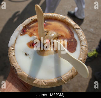 Natraj Dahi Bhalla Wala, serving lentil balls with yogurt and potato fritters since 1940, Old Delhi, India Stock Photo