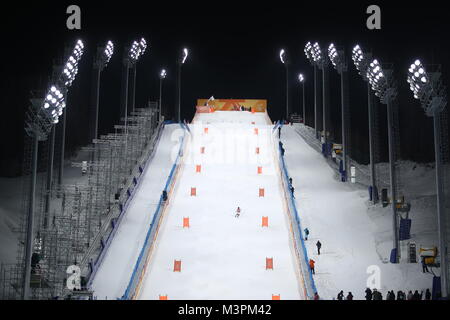 Pyeongchang, South Korea. 12th Feb, 2018. An athlete competes during men's moguls event of freestyle skiing at 2018 PyeongChang Winter Olympic Games at Phoenix Snow Park, PyeongChang, South Korea, Feb. 12, 2018. Credit: Fei Maohua/Xinhua/Alamy Live News Stock Photo