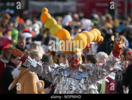 A carnival goer in costume takes part in the Rosenmontag (Shrove Monday) carnival procession in Duesseldorf, Germany, 12 Febraury 2018. Photo: Ina Fassbender/dpa Stock Photo