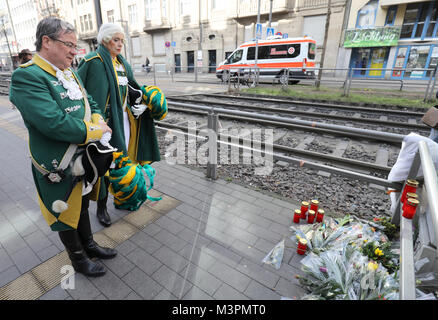 Duesseldorf, Germany, 12 Febraury 2018. North Rhine-Westphalia's Premier Armin Laschet visits the crime scene, where a police officer was pushed in front of a tram at the tram stop Chlodwigplatz on 09 February in Cologne, Germany, 12 Febraury 2018. Flowers and candles lie on the ground. Photo: Oliver Berg/dpa Credit: dpa picture alliance/Alamy Live News Stock Photo