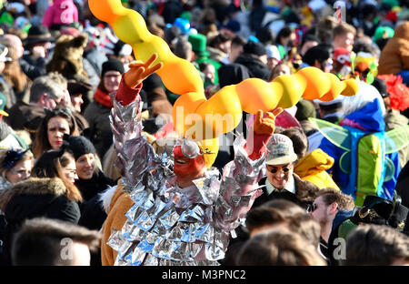 Duesseldorf, Germany. 12th February, 2018. Carneval, Rose Monday Parade: Masquareded people celebrate carnival. Credit: UKraft/Alamy Live News Stock Photo