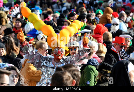 Duesseldorf, Germany. 12th February, 2018. Carneval, Rose Monday Parade: Masquareded people celebrate carnival. Credit: UKraft/Alamy Live News Stock Photo