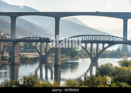 Bridges across the River Douro at Peso da Régua, In the Alto Douro wine region, Northern Portugal Stock Photo