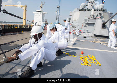 160519-N-MD297-072 CARTAGENA, Colombia (May 19, 2016) Sailors aboard the Arleigh Burke-class guided-missile destroyer USS Lassen (DDG 82) heave a mooring line as the ship moors in Cartagena, Colombia. Lassen is currently underway in support of Operation Martillo, a joint operation with the U.S. Coast Guard and partner nations within the 4th Fleet area of responsibility. Operation Martillo is being led by Joint Interagency Task Force South, in support of U.S. Southern Command. (U.S. Navy photo by Mass Communication Specialist 2nd Class Huey D. Younger Jr./Released) 160519-N-MD297-072 by U.S. Na Stock Photo