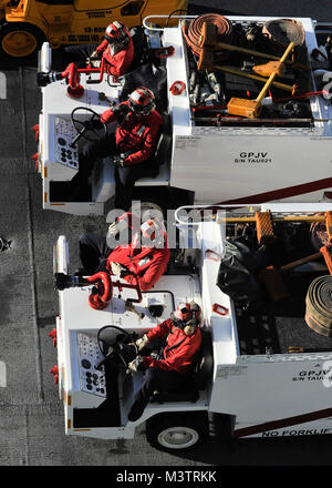 US Navy Sailors assigned to the Crash and Salvage Team aboard Kearsarge ...