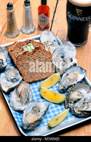 Oysters and Guinness with lemon wedges, PJ O'Hares - The Anchor Bar, Carlingford, County Louth, Ireland Stock Photo