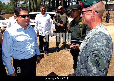 President of the Republic of Honduras President Juan Orlando Hernandez speaks with a Green Beret from 7th Special Forces Group (Airborne) Tegucigalpa, Honduras., April. 07, 2014. President Hernandez visited the TIGRES (Toma Integral Gubermental de Repuesta Especial de Seguridad) training compound to meet trainees and was given a tour by Soldiers from 7SFG(A) and Junglas from the Columbian National Police. The TIGRES will be the force of choice for the Honduran government with seeking to capture high value targets such as narcotraffiking and criminal leadership.(U.S. Army photo by Spc. Steven K Stock Photo