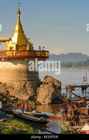 Hpa-An: Thanlwin (Salween) River, Shweyinhmyaw Paya temple pagoda, boat, passenger, , Kayin (Karen) State, Myanmar (Burma) Stock Photo