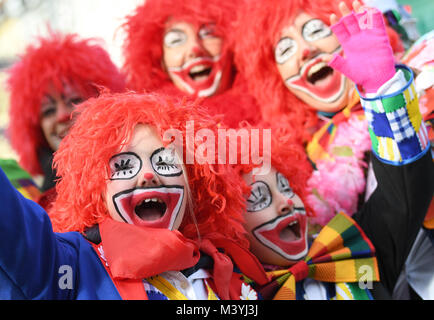 Duesseldorf, Germany. 12th Feb, 2018. Carnival goers are dressed as clowns on Rose Monday to join the traditional parade in Duesseldorf, Germany, 12 February 2018. Credit: Federico Gambarini/dpa/Alamy Live News Stock Photo