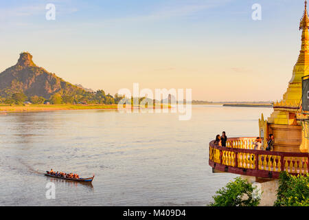 Hpa-An: Thanlwin (Salween) River, Shweyinhmyaw Paya temple pagoda, mount Hpan Pu, boat, , Kayin (Karen) State, Myanmar (Burma) Stock Photo