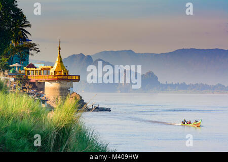Hpa-An: Thanlwin (Salween) River, Shweyinhmyaw Paya temple pagoda, boat, passenger, , Kayin (Karen) State, Myanmar (Burma) Stock Photo