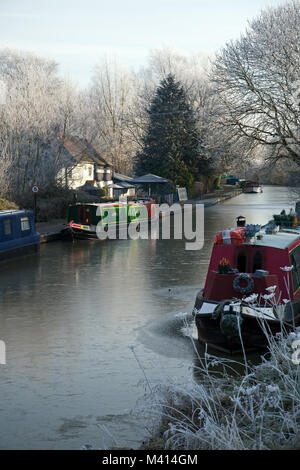 Narrowboats on the Grand Union Canal near the Globe Inn, Linslade, Bedfordshire, with hoar frost on nearby trees. Stock Photo