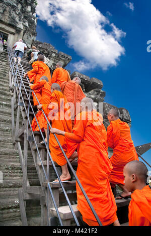 ANGKOR WAT, CAMBODIA - NOV  20,2013: Buddhist monks in Angkor Wat complex on Nov 20, 2013.Cambodia. Angkor Wat was first a Hindu, then subsequently, a Stock Photo