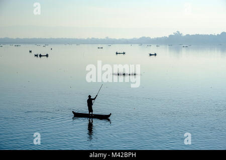 Fishermen on boats are catching fish in Taungthaman Lake Stock Photo
