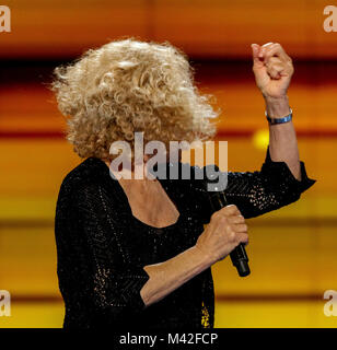 Philadelphia, Pennsylvania, USA, 28th July 2016 Carole King performs at the Democratic National Nominating Convention in the Wells Fargo Arena. Stock Photo