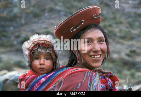 Peru. Huilloc or Willoc. Near Ollantaytambo and Cusco, Cuzco,  Women and baby in traditional clothing on countryside. Portrait. Stock Photo