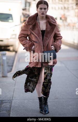 A chic showgoer arriving for a runway show during New York Fashion Week - Feb 13, 2018 - Photo: Runway Manhattan/Michelle Sangster ***For Editorial Use Only*** | Verwendung weltweit Stock Photo