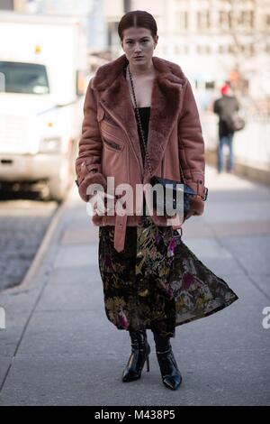 A chic showgoer arriving for a runway show during New York Fashion Week - Feb 13, 2018 - Photo: Runway Manhattan/Michelle Sangster ***For Editorial Use Only*** | Verwendung weltweit Stock Photo