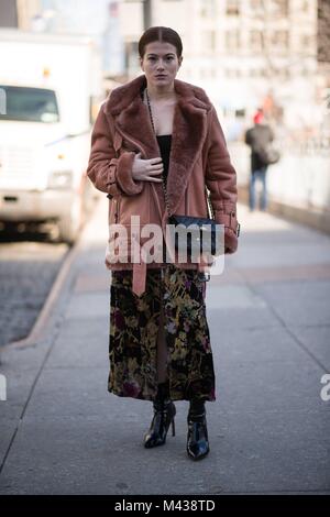 A chic showgoer arriving for a runway show during New York Fashion Week - Feb 13, 2018 - Photo: Runway Manhattan/Michelle Sangster ***For Editorial Use Only*** | Verwendung weltweit Stock Photo