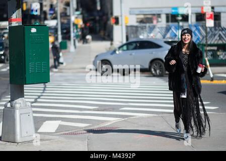 New York City, USA. 13th Feb, 2018. A chic showgoer arriving for a runway show during New York Fashion Week - Feb 13, 2018 - Credit: Runway Manhattan/Michelle Sangster ***For Editorial Use Only*** | Verwendung weltweit/dpa/Alamy Live News Stock Photo