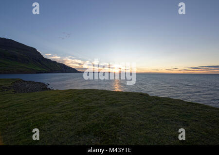 Drangey ist eine unbewohnte isländische Insel, die in der Mitte des Fjordes Skagafjörður gelegen ist. Stock Photo