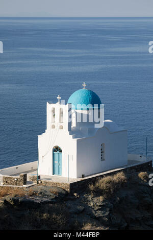 Small white Greek Orthodox chapel of Eftamartyres on headland, Kastro, Sifnos, Cyclades, Aegean Sea, Greek Islands, Greece, Europe Stock Photo