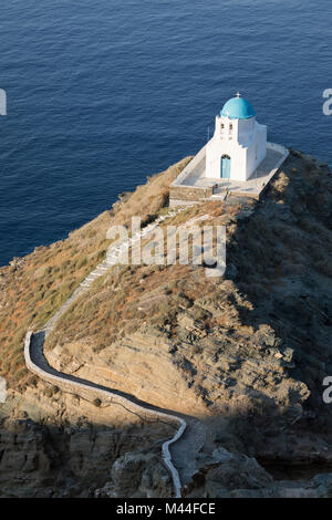 Small white Greek Orthodox chapel of Eftamartyres on headland, Kastro, Sifnos, Cyclades, Aegean Sea, Greek Islands, Greece, Europe Stock Photo