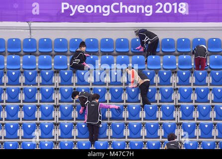 Pyeongchang, South Korea. 15th Feb, 2018. Gangneung, South Korea. 15th Feb, 2018. Cleaners cleaning the tribunes in the Gangneung Ice Arena in Gangneung, South Korea, 15 February 2018. Credit: Peter Kneffel/dpa/Alamy Live News