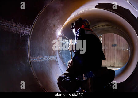 welder weld root weld from inside of big pipe Stock Photo - Alamy