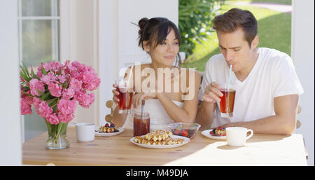 Couple drinking iced tea at breakfast outside Stock Photo