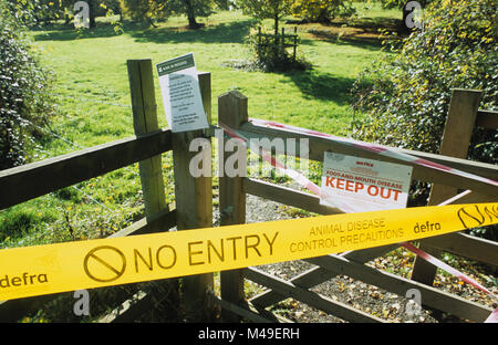 Access to footpath closed off due to outbreak of Foot and Mouth disease  in Egham Surrey September 2007 Stock Photo