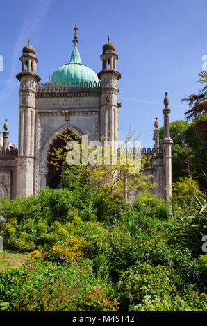 Garden and North Gate entrance at the Royal Pavilion (Brighton Pavilion), former royal residence built in the Indo-Saracenic style in Brighton, East S Stock Photo