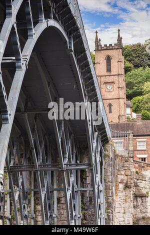 Abraham Darby's Iron Bridge, the first cast iron bridge, at Ironbridge, Shropshire, England Stock Photo