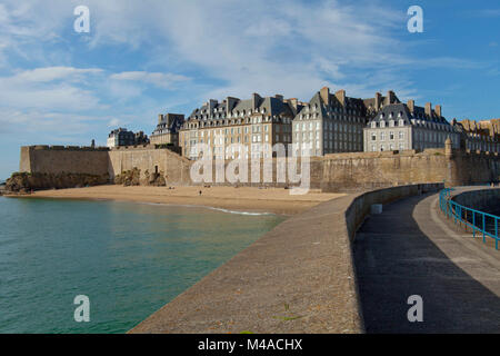 Saint-Malo (Brittany, north-western France): the old town and the ramparts of the city know as the Corsair City, viewed from the dyke of “Mole des Noi Stock Photo