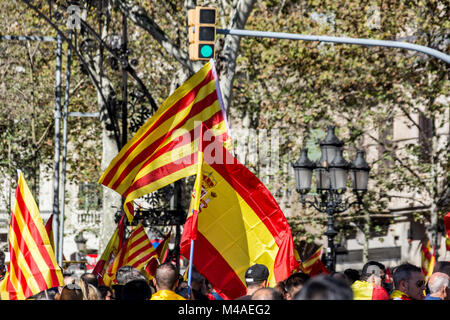 Demonstration für den Verbleib Kataloniens in Spanien, gemeinsame Aktion von Katalanen und Spanienanhängern Stock Photo