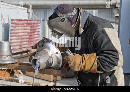 Welding works on manufacturing of units and parts of pipelines