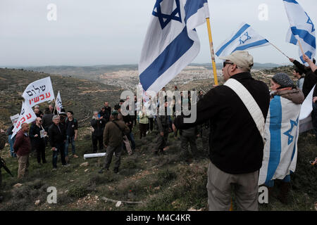Nativ Ha'avot, Israel. 15th Feb, 2018. Jewish settlers and activists from the right wing Zionist organization Im Tirtzu confronting members of the left-wing Peace Now movement protesting next to the illegal outpost of Nativ Ha'avot on following Israeli government attempts to postpone the removal of some of the houses in the outpost despite the Supreme Court ruling after accepting the petition of a group of Palestinians who argued the homes had been partially built illegally on their land. Credit: Eddie Gerald/Alamy Live News