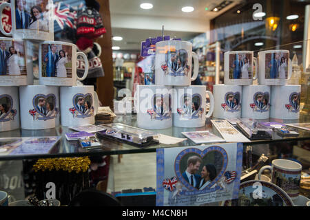 Windsor, UK. 15th January, 2018. Mugs, a tea towel and other mementos featuring images of Prince Harry and Meghan Markle in the window of a gift shop  Stock Photo