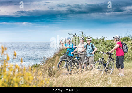 Urlauber auf einer Biketour am Meer Stock Photo