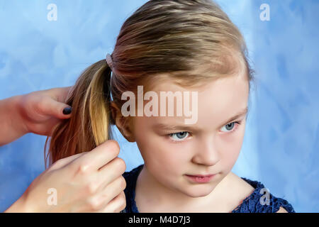 Mother and daughter makes hairstyle Stock Photo - Alamy